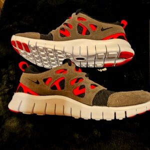 Size 7y- 165. Nike free run 2 Black Siren Red